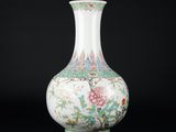 une image représentant un vase blanc orné de fleurs et d'oiseaux