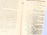 une feuille de papier posée sur un livre ouvert