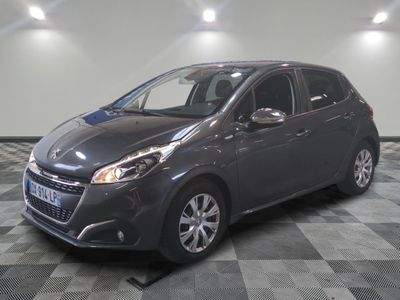 la voiture grise est garée dans le garage sur le sol en damier