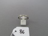 une photo d'une bague à laquelle est accrochée une étiquette de prix