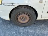 une voiture blanche qui a un pneu crevé