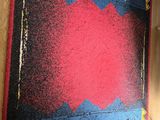 un tapis coloré posé sur le sol près d'une fenêtre