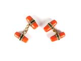 une image représentant une paire de boutons de manchette orange sur fond blanc