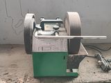 une machine posée sur une table devant une fenêtre