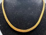 gros plan d'un collier sur un mannequin mannequin