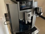 une machine à café posée sur un comptoir