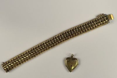 Petit ensemble de bijoux fantaisie comprenant : un bracelet …