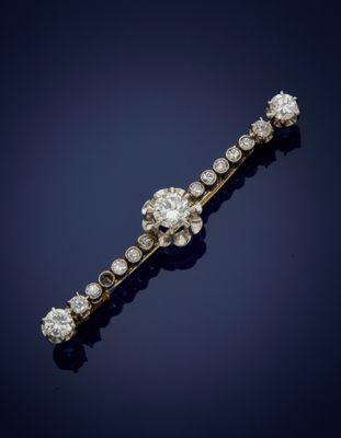 une broche en forme de barre sertie de diamants, signée Van Cleef
