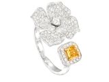 une bague en diamants jaunes et blancs ornée d'un motif floral