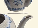 two teapots that are sitting next to each other