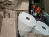 une boîte remplie de papier toilette et de rouleaux de papier toilette