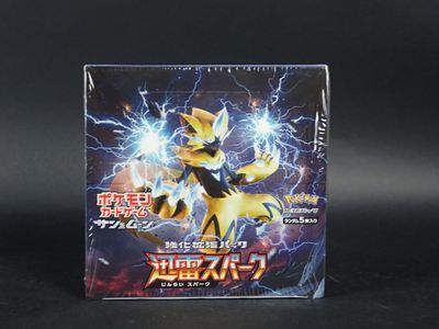 boîte du jeu de cartes Pokémon avec une figurine Pokémon jaune et noire