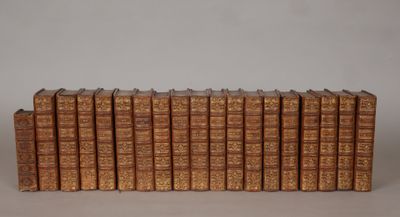 une pile de douze vieux livres empilés les uns sur les autres