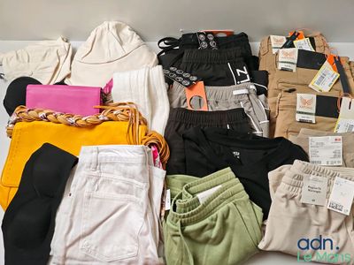 de nombreux types de vêtements différents posés sur une table blanche