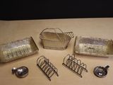 beaucoup d'objets en argent posés sur une table