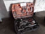 de nombreux outils dans une boîte à outils posée par terre