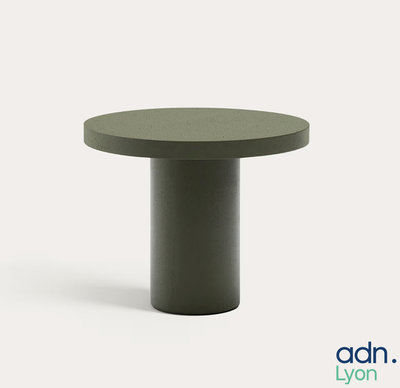 une petite table avec un plateau vert sur fond blanc