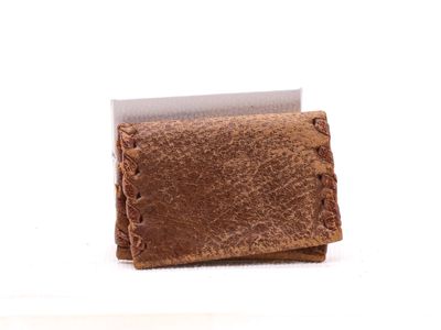 porte-cartes de visite en cuir marron contenant une carte blanche