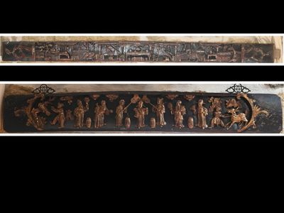 deux vues différentes d'une plaque sculptée ornée de figures