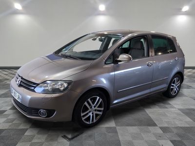 La voiture argentée est garée sur le sol à damier du garage.