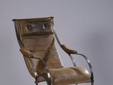 une image représentant un fauteuil à bascule avec une assise en cuir et un repose-pieds