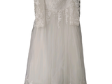une robe blanche sur un cintre, sur fond blanc
