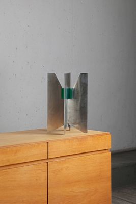 une armoire en bois sur laquelle est posé un objet en métal