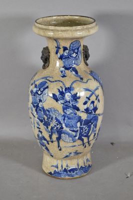 un vase bleu et blanc posé sur une table