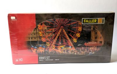la boîte d'un modèle de grande roue est posée sur une surface blanche