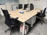 un bureau avec deux ordinateurs et deux chaises dans la pièce