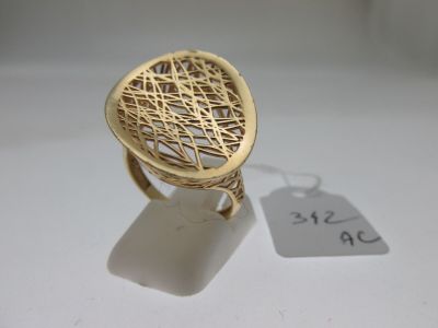 une image d'une bague en or sur une surface blanche avec une étiquette de prix