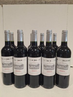 six bouteilles de vin rouge sont alignées sur un comptoir