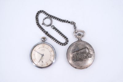 une montre de poche en argent avec une chaîne, posée sur une surface blanche