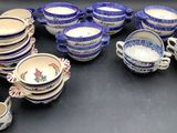 beaucoup de vaisselle et de tasses bleues et blanches sur la table