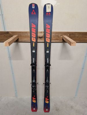 une paire de skis accrochée à un support dans un garage