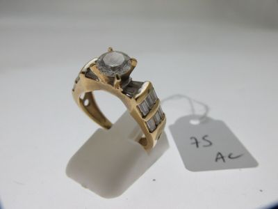 une photo d'une bague en or sertie d'un diamant blanc