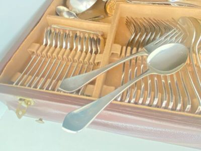 un plateau en bois contenant des couverts et des cuillères