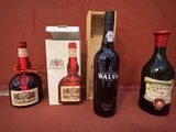 trois bouteilles de vin posées l'une à côté de l'autre sur une table
