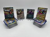 une pile de cartes Pokémon empilées les unes sur les autres