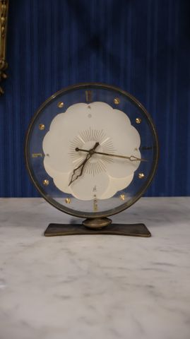JAZ – Horloge à poser. Échappement à ancre, 7 pierres. 17 X 16 cm