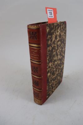 un livre à la couverture rouge posé sur une surface blanche