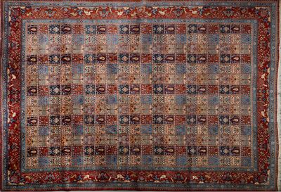tapis persan ancien à motifs bleus et rouges