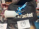 un sac noir muni d'une poignée bleue posé sur une table