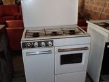 un cuisinière blanche et un réfrigérateur blanc dans une pièce