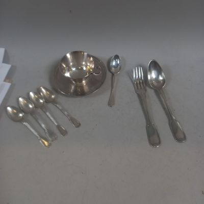 un plateau en argent avec des cuillères et un bol avec des cuillères