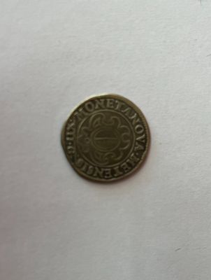 une petite pièce posée sur une table à côté d'une pièce encore plus petite