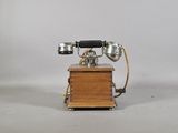 un téléphone à l'ancienne posé sur une table
