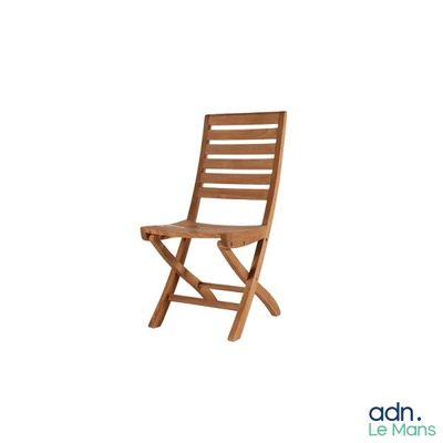 une chaise en bois posée sur un fond blanc