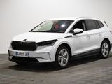 une voiture blanche garée dans une pièce au sol en damier