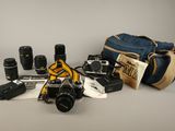 un appareil photo, un sac, un objectif, un objectif, un étui pour appareil photo, un objectif, un objectif et un appareil photo